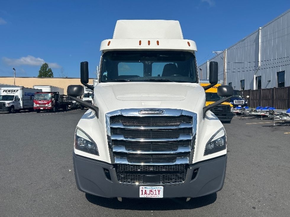 Day Cab Tractor-Heavy Duty Tractors-Freightliner-2019-T12664ST-Braintree-MA-203,341\n\t\tmiles-$ 51,500 - Image 2
