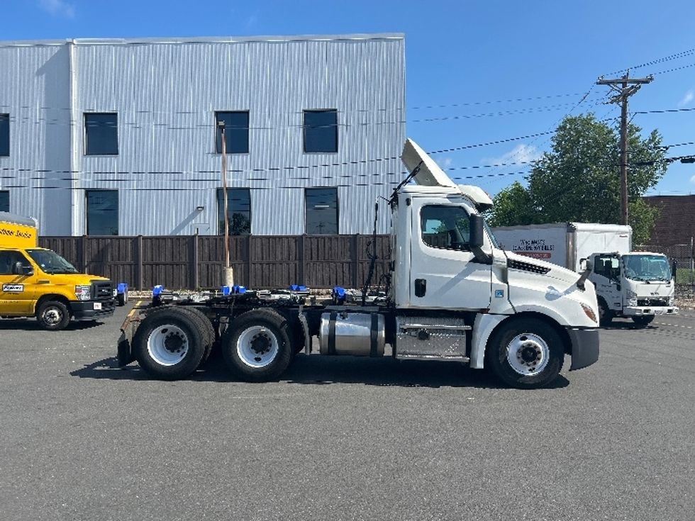 Day Cab Tractor-Heavy Duty Tractors-Freightliner-2019-T12664ST-Braintree-MA-203,341\n\t\tmiles-$ 51,500 - Image 8