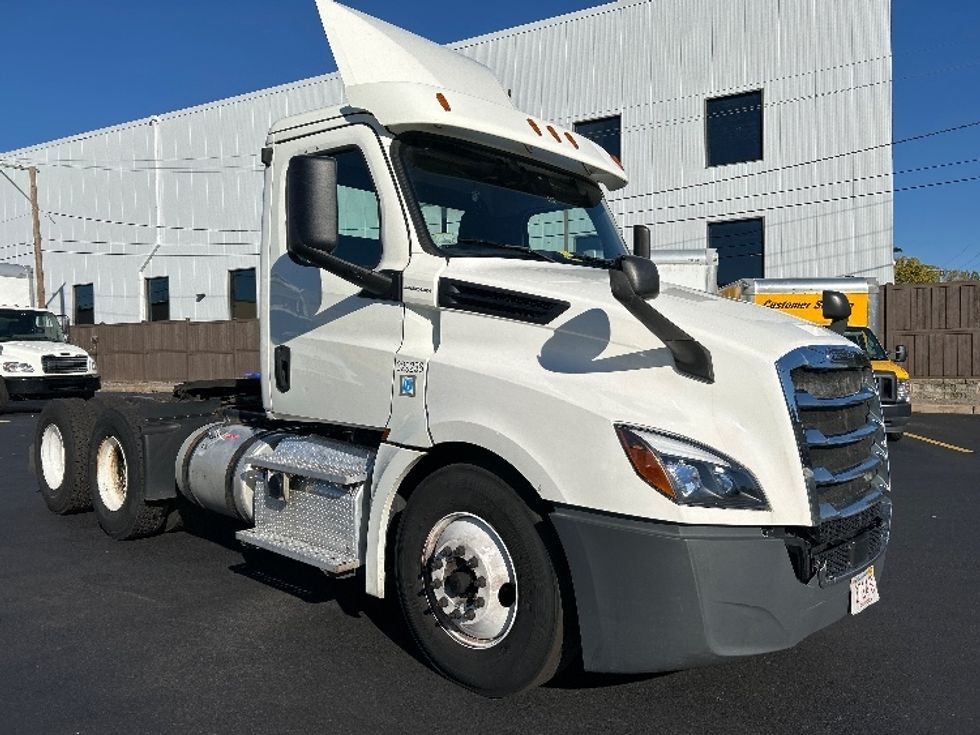 Day Cab Tractor-Heavy Duty Tractors-Freightliner-2019-T12664ST-Braintree-MA-212,563\n\t\tmiles-$ 48,500 - Image 1