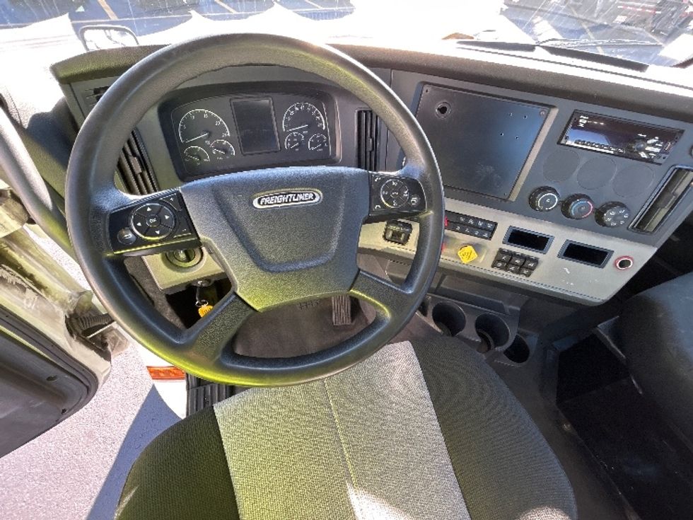 Day Cab Tractor-Heavy Duty Tractors-Freightliner-2019-T12664ST-Braintree-MA-212,563\n\t\tmiles-$ 48,500 - Image 11
