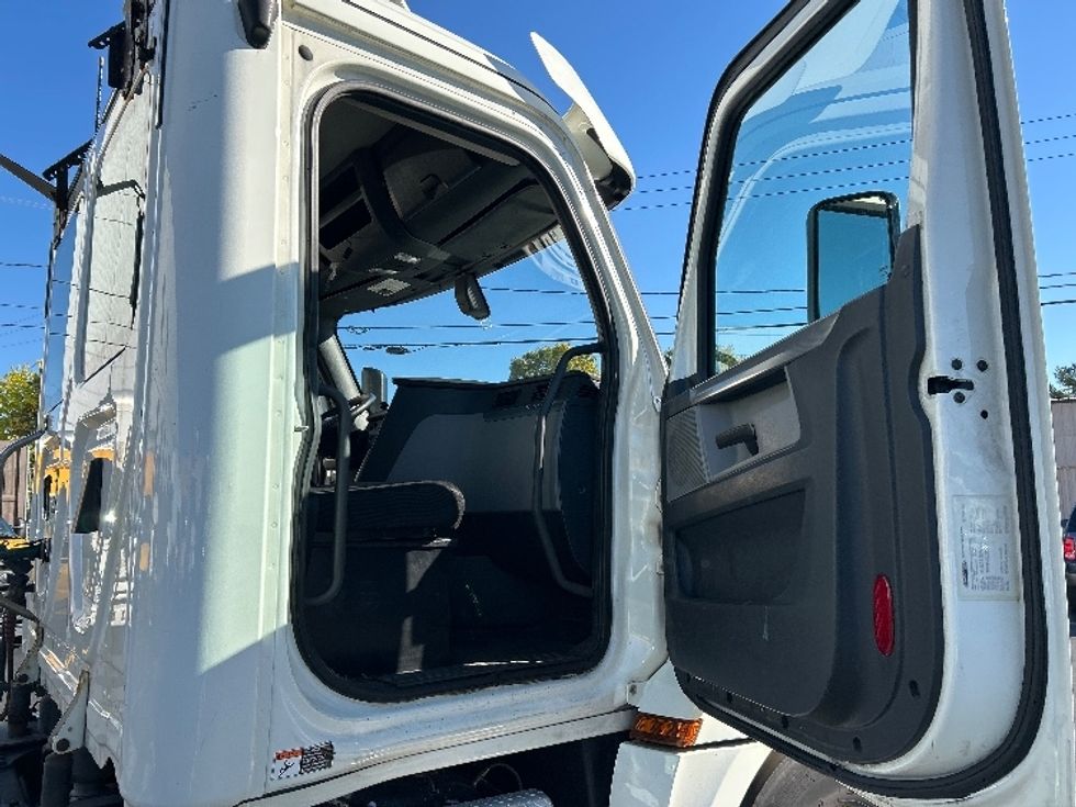 Day Cab Tractor-Heavy Duty Tractors-Freightliner-2019-T12664ST-Braintree-MA-212,563\n\t\tmiles-$ 48,500 - Image 12