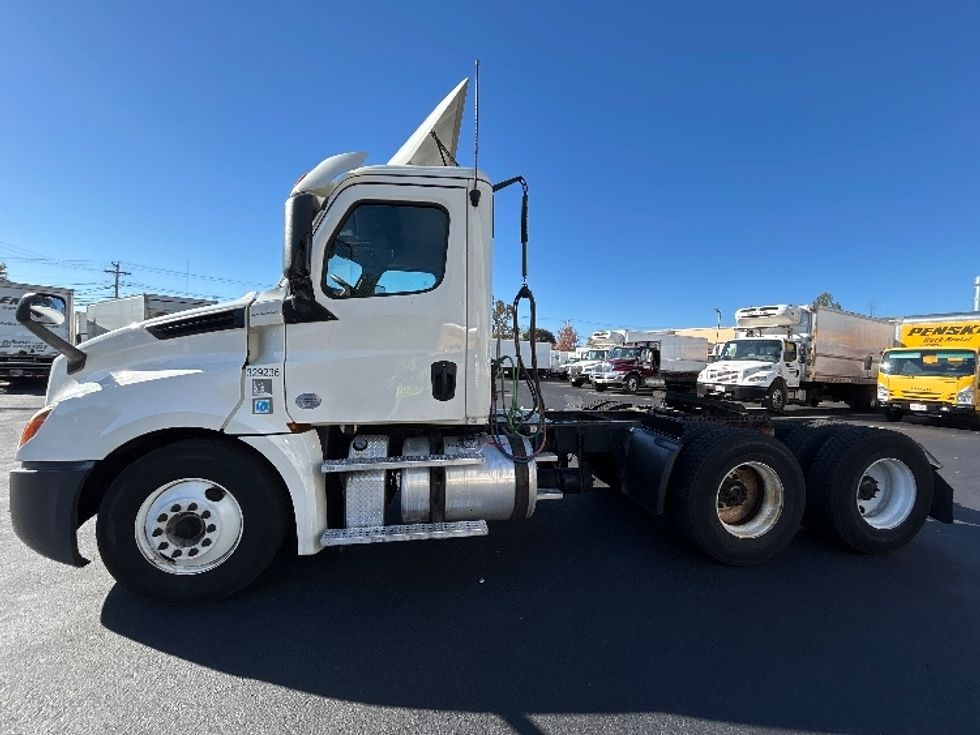 Day Cab Tractor-Heavy Duty Tractors-Freightliner-2019-T12664ST-Braintree-MA-212,563\n\t\tmiles-$ 48,500 - Image 4