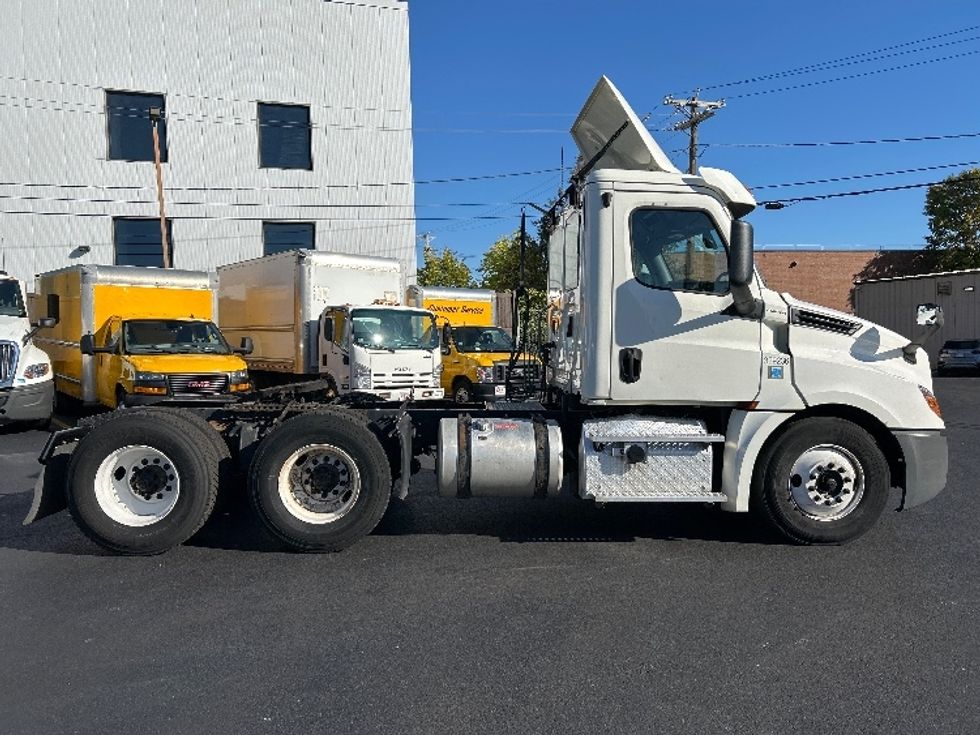 Day Cab Tractor-Heavy Duty Tractors-Freightliner-2019-T12664ST-Braintree-MA-212,563\n\t\tmiles-$ 48,500 - Image 8