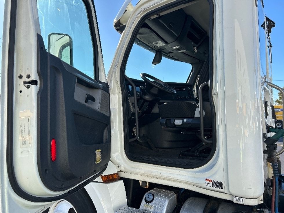 Day Cab Tractor-Heavy Duty Tractors-Freightliner-2019-T12664ST-Braintree-MA-212,563\n\t\tmiles-$ 48,500 - Image 9