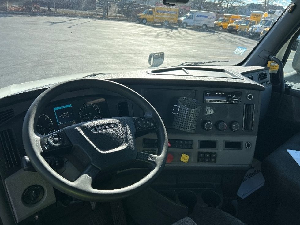 Day Cab Tractor-Heavy Duty Tractors-Freightliner-2019-T12664ST-Braintree-MA-258,711\n\t\tmiles-$ 46,250 - Image 10
