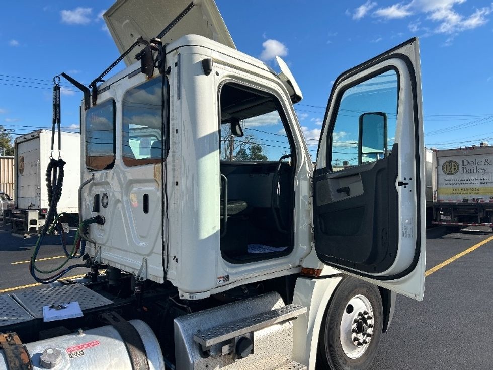 Day Cab Tractor-Heavy Duty Tractors-Freightliner-2019-T12664ST-Braintree-MA-258,711\n\t\tmiles-$ 46,250 - Image 12