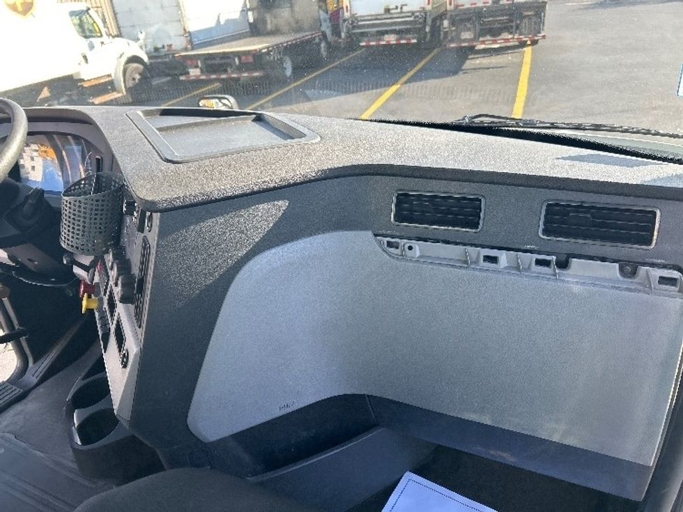 Day Cab Tractor-Heavy Duty Tractors-Freightliner-2019-T12664ST-Braintree-MA-258,711\n\t\tmiles-$ 46,250 - Image 13