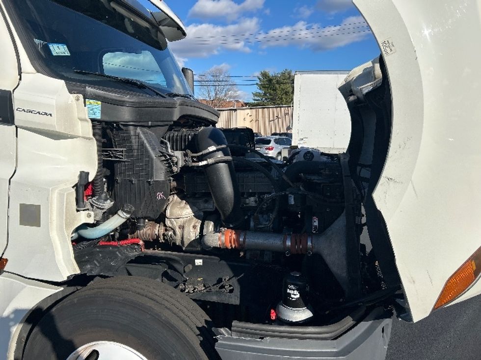 Day Cab Tractor-Heavy Duty Tractors-Freightliner-2019-T12664ST-Braintree-MA-258,711\n\t\tmiles-$ 46,250 - Image 15