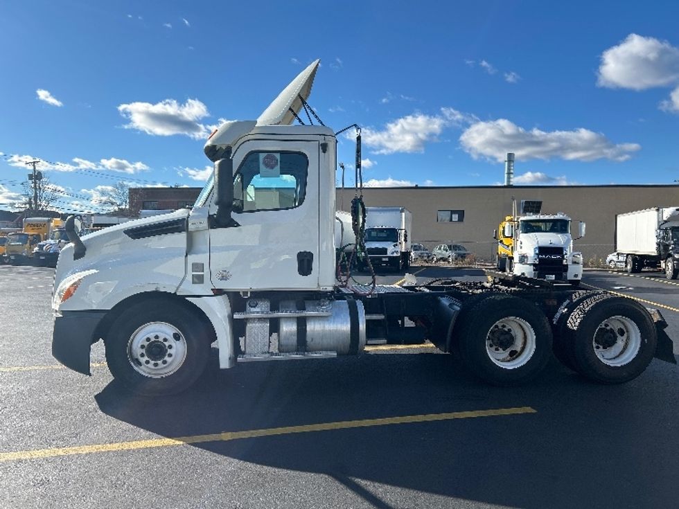 Day Cab Tractor-Heavy Duty Tractors-Freightliner-2019-T12664ST-Braintree-MA-258,711\n\t\tmiles-$ 46,250 - Image 4
