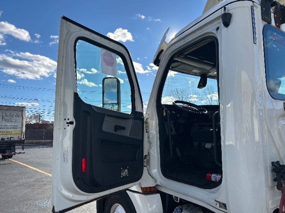 Day Cab Tractor-Heavy Duty Tractors-Freightliner-2019-T12664ST-Braintree-MA-258,711\n\t\tmiles-$ 46,250 - Image 9