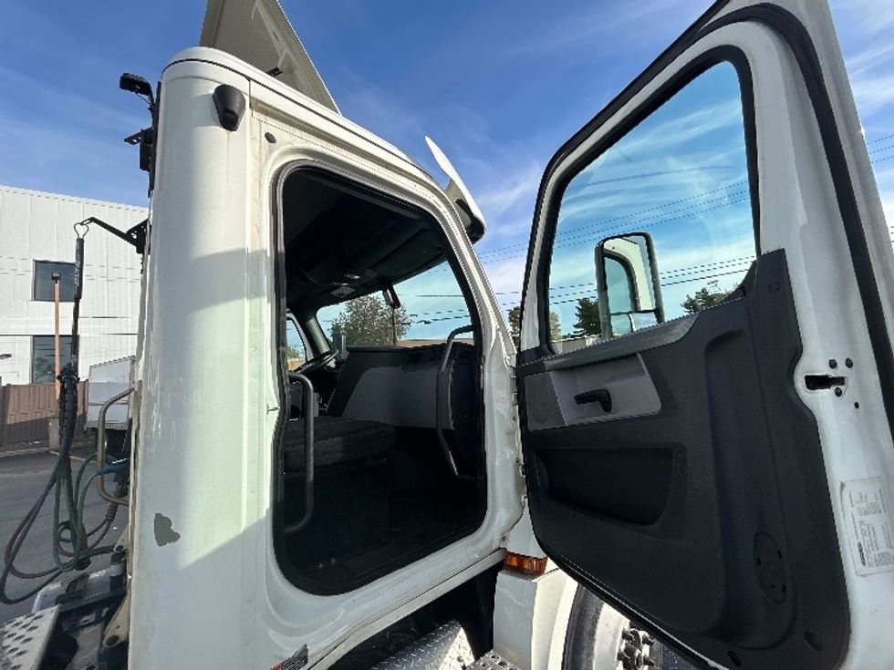 Day Cab Tractor-Heavy Duty Tractors-Freightliner-2019-T12664ST-Braintree-MA-263,694\n\t\tmiles-$ 46,000 - Image 12