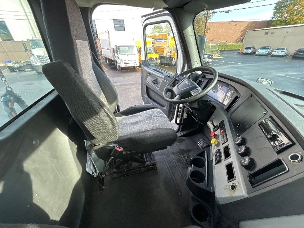 Day Cab Tractor-Heavy Duty Tractors-Freightliner-2019-T12664ST-Braintree-MA-263,694\n\t\tmiles-$ 46,000 - Image 14