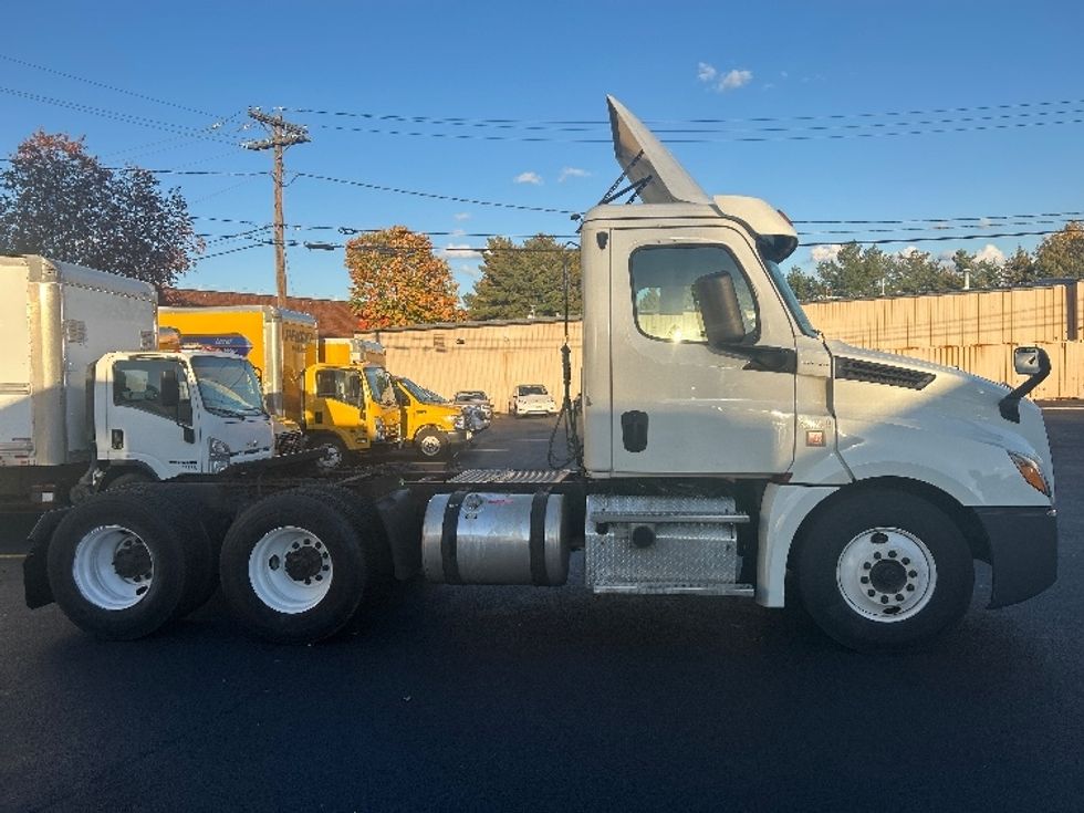 Day Cab Tractor-Heavy Duty Tractors-Freightliner-2019-T12664ST-Braintree-MA-263,694\n\t\tmiles-$ 46,000 - Image 8