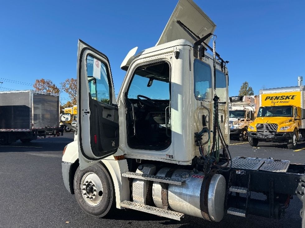 Day Cab Tractor-Heavy Duty Tractors-Freightliner-2019-T12664ST-Braintree-MA-263,694\n\t\tmiles-$ 46,000 - Image 9