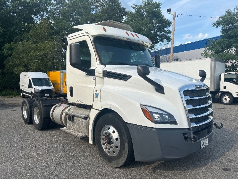 Day Cab Tractor-Heavy Duty Tractors-Freightliner-2019-T12664ST-Braintree-MA-351,250\n\t\tmiles-$ 45,250 - Image 1
