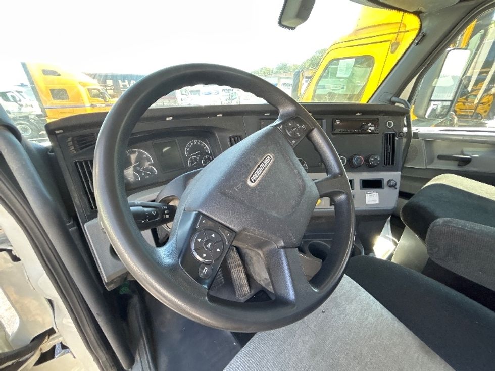 Day Cab Tractor-Heavy Duty Tractors-Freightliner-2019-T12664ST-Braintree-MA-351,250\n\t\tmiles-$ 45,250 - Image 10