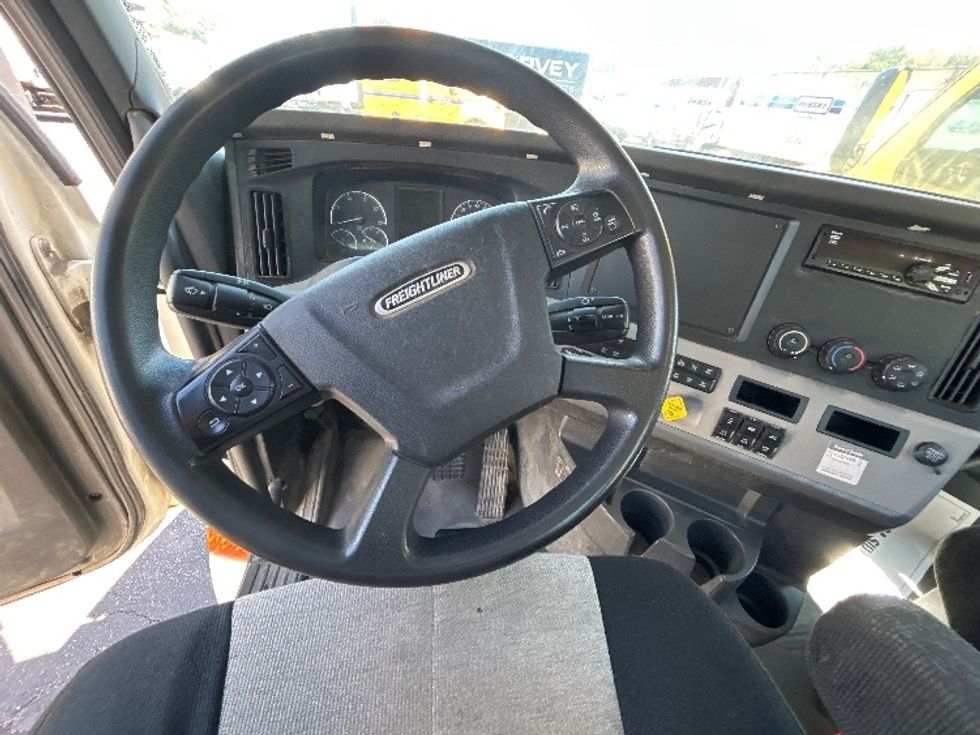 Day Cab Tractor-Heavy Duty Tractors-Freightliner-2019-T12664ST-Braintree-MA-351,250\n\t\tmiles-$ 45,250 - Image 11