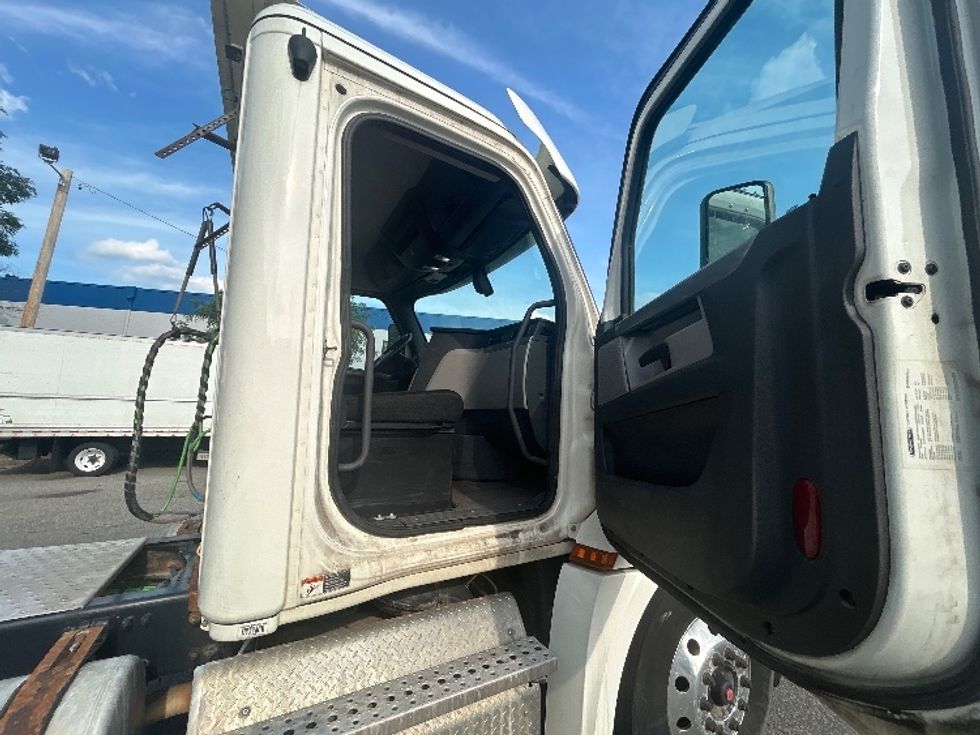 Day Cab Tractor-Heavy Duty Tractors-Freightliner-2019-T12664ST-Braintree-MA-351,250\n\t\tmiles-$ 45,250 - Image 12