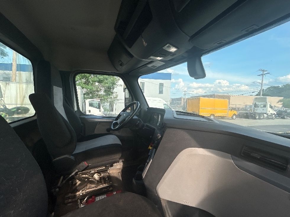 Day Cab Tractor-Heavy Duty Tractors-Freightliner-2019-T12664ST-Braintree-MA-351,250\n\t\tmiles-$ 45,250 - Image 14