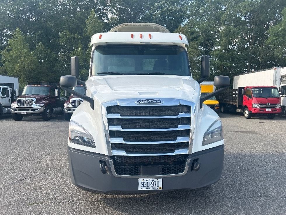 Day Cab Tractor-Heavy Duty Tractors-Freightliner-2019-T12664ST-Braintree-MA-351,250\n\t\tmiles-$ 45,250 - Image 2
