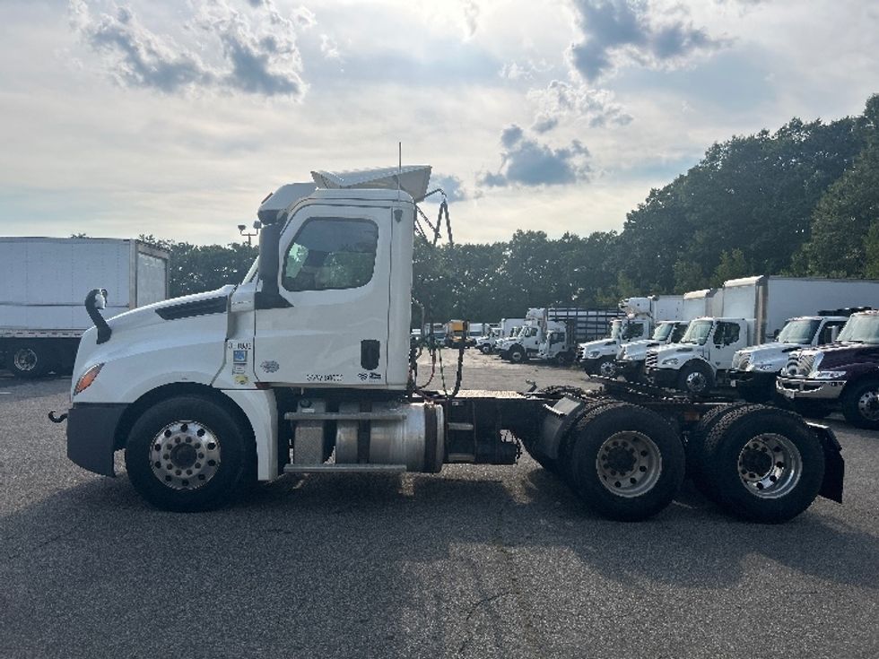 Day Cab Tractor-Heavy Duty Tractors-Freightliner-2019-T12664ST-Braintree-MA-351,250\n\t\tmiles-$ 45,250 - Image 4