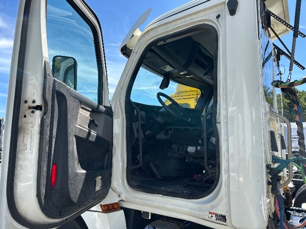 Day Cab Tractor-Heavy Duty Tractors-Freightliner-2019-T12664ST-Braintree-MA-351,250\n\t\tmiles-$ 45,250 - Image 9