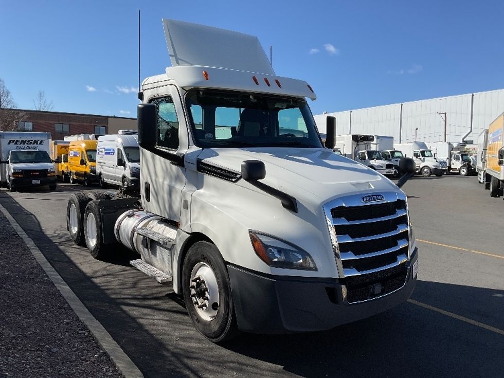 Day Cab Tractor-Heavy Duty Tractors-Freightliner-2019-T12664ST-Braintree-MA-393,854\n\t\tmiles-$ 46,250 - Image 1