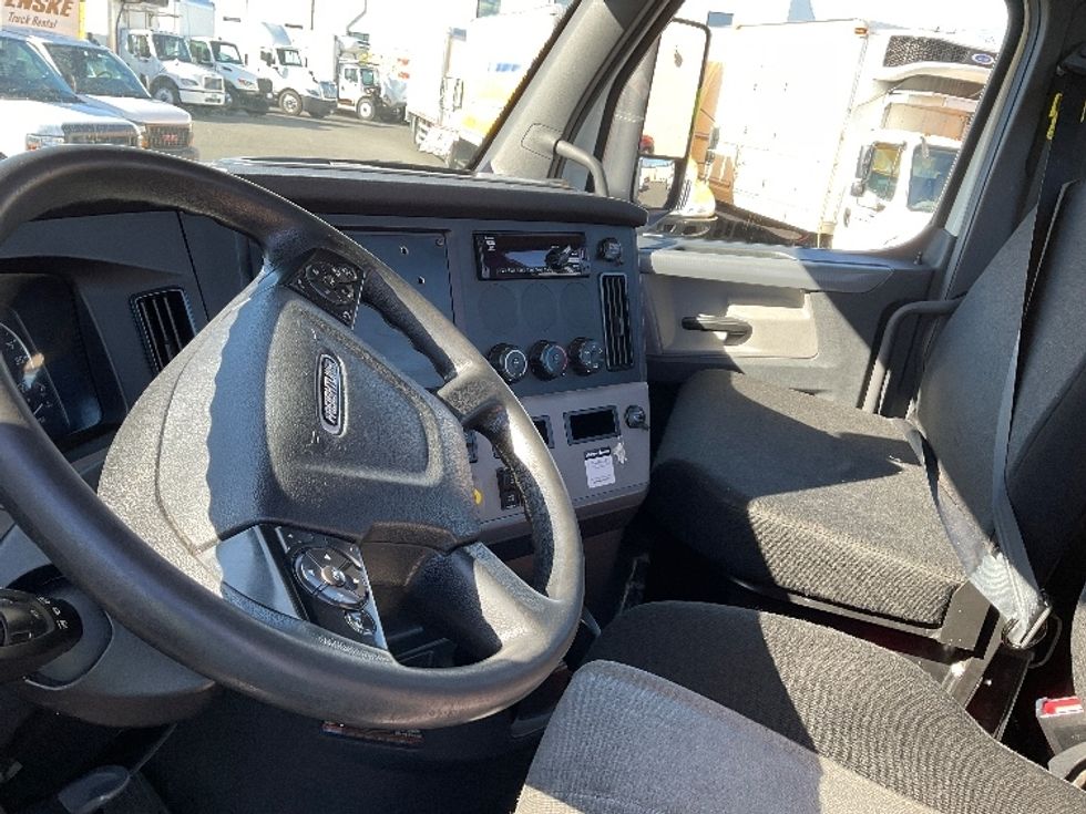 Day Cab Tractor-Heavy Duty Tractors-Freightliner-2019-T12664ST-Braintree-MA-393,854\n\t\tmiles-$ 46,250 - Image 10