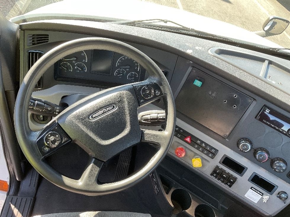 Day Cab Tractor-Heavy Duty Tractors-Freightliner-2019-T12664ST-Braintree-MA-393,854\n\t\tmiles-$ 46,250 - Image 11