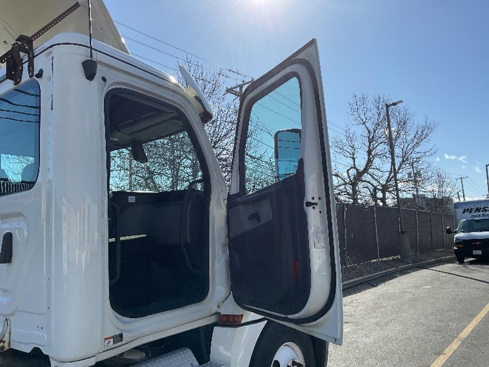Day Cab Tractor-Heavy Duty Tractors-Freightliner-2019-T12664ST-Braintree-MA-393,854\n\t\tmiles-$ 46,250 - Image 12