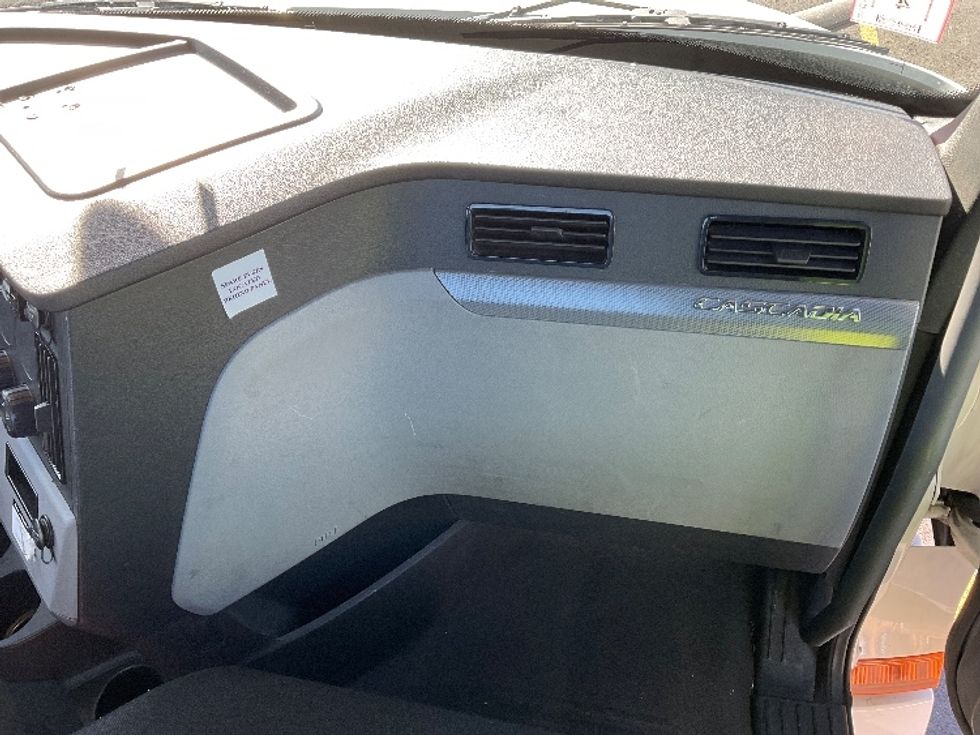 Day Cab Tractor-Heavy Duty Tractors-Freightliner-2019-T12664ST-Braintree-MA-393,854\n\t\tmiles-$ 46,250 - Image 13