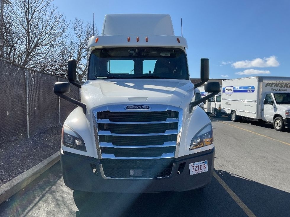 Day Cab Tractor-Heavy Duty Tractors-Freightliner-2019-T12664ST-Braintree-MA-393,854\n\t\tmiles-$ 46,250 - Image 2