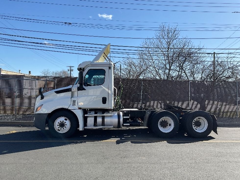 Day Cab Tractor-Heavy Duty Tractors-Freightliner-2019-T12664ST-Braintree-MA-393,854\n\t\tmiles-$ 46,250 - Image 4