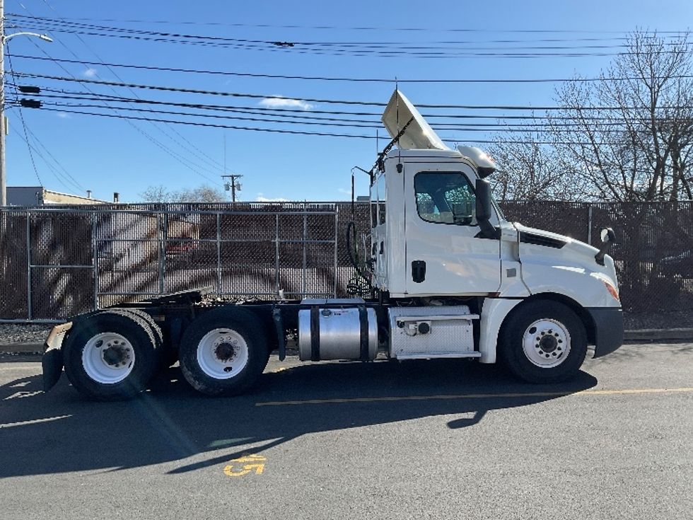 Day Cab Tractor-Heavy Duty Tractors-Freightliner-2019-T12664ST-Braintree-MA-393,854\n\t\tmiles-$ 46,250 - Image 8