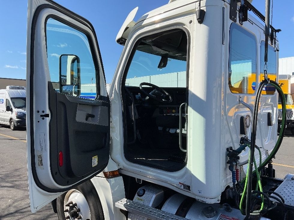Day Cab Tractor-Heavy Duty Tractors-Freightliner-2019-T12664ST-Braintree-MA-393,854\n\t\tmiles-$ 46,250 - Image 9