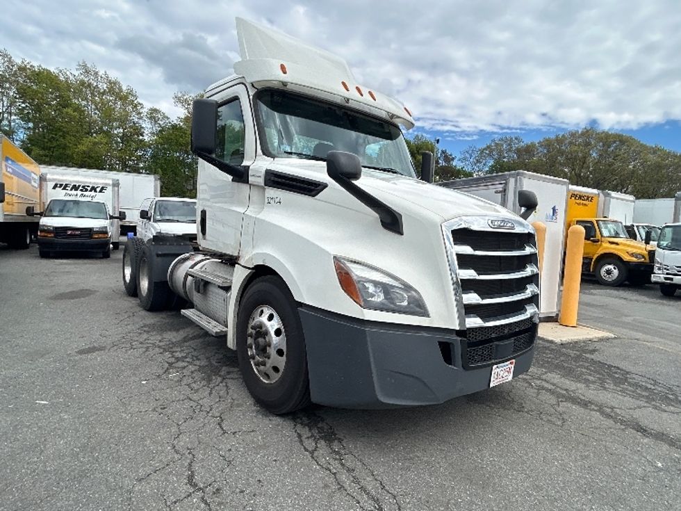 Day Cab Tractor-Heavy Duty Tractors-Freightliner-2019-T12664ST-Braintree-MA-394,196\n\t\tmiles-$ 43,250 - Image 1