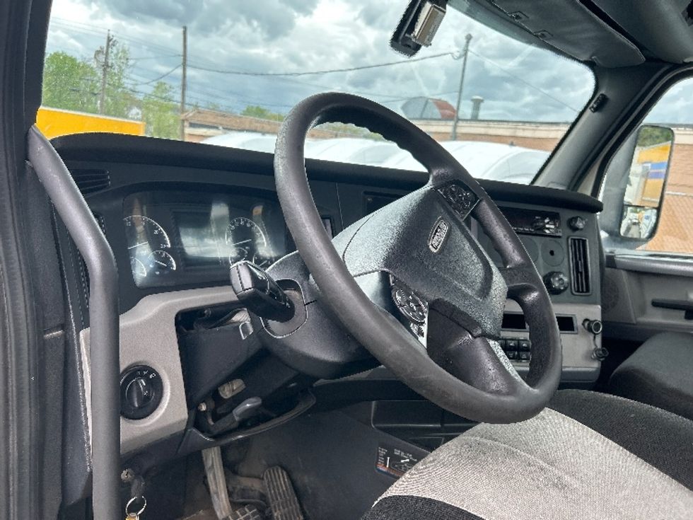 Day Cab Tractor-Heavy Duty Tractors-Freightliner-2019-T12664ST-Braintree-MA-394,196\n\t\tmiles-$ 43,250 - Image 10