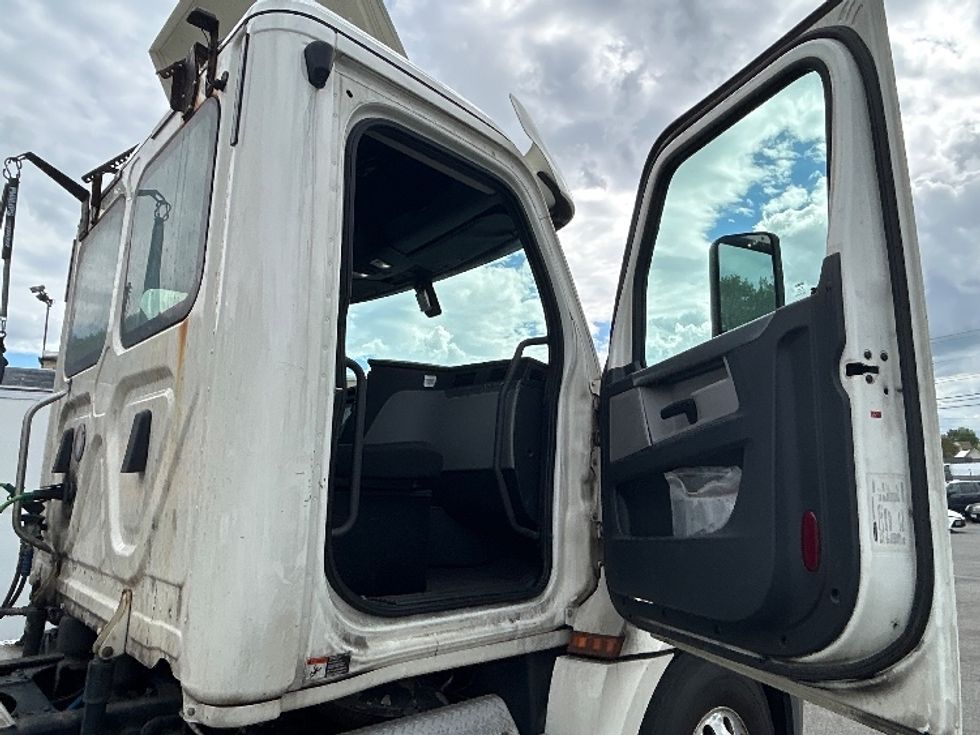 Day Cab Tractor-Heavy Duty Tractors-Freightliner-2019-T12664ST-Braintree-MA-394,196\n\t\tmiles-$ 43,250 - Image 12