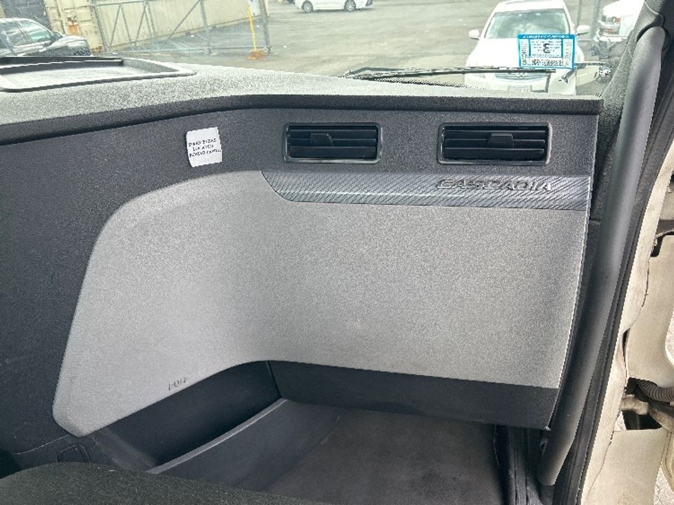 Day Cab Tractor-Heavy Duty Tractors-Freightliner-2019-T12664ST-Braintree-MA-394,196\n\t\tmiles-$ 43,250 - Image 13