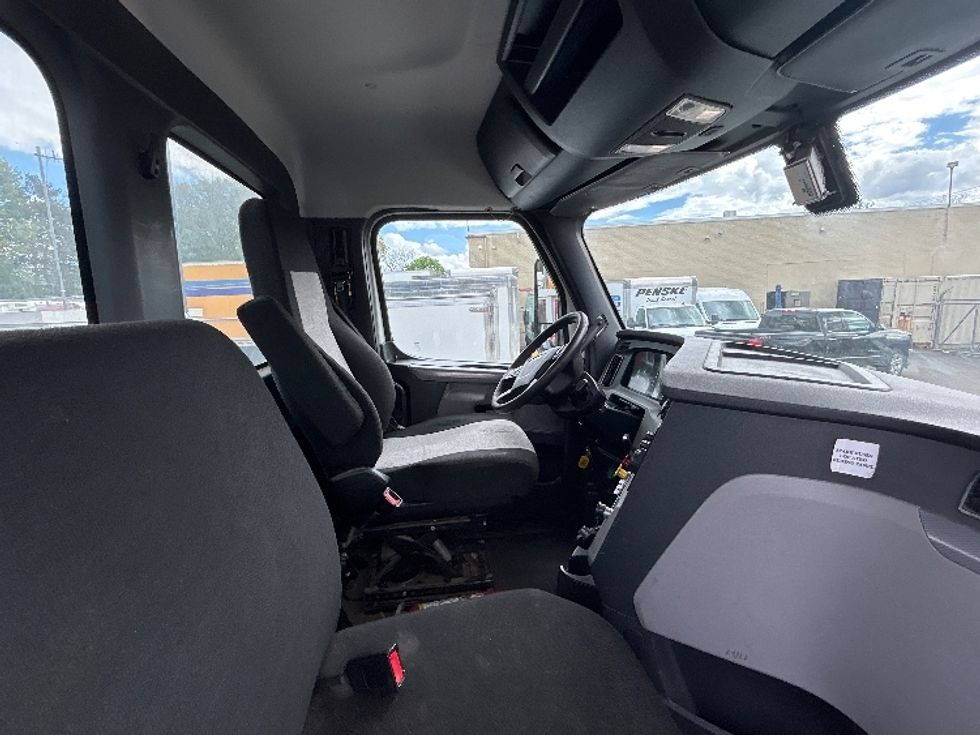 Day Cab Tractor-Heavy Duty Tractors-Freightliner-2019-T12664ST-Braintree-MA-394,196\n\t\tmiles-$ 43,250 - Image 14