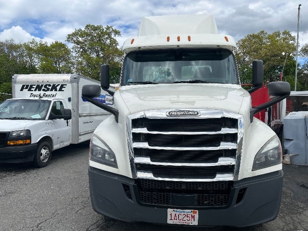 Day Cab Tractor-Heavy Duty Tractors-Freightliner-2019-T12664ST-Braintree-MA-394,196\n\t\tmiles-$ 43,250 - Image 2
