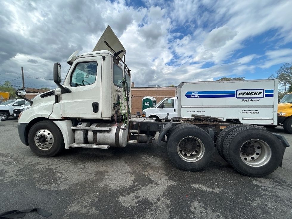 Day Cab Tractor-Heavy Duty Tractors-Freightliner-2019-T12664ST-Braintree-MA-394,196\n\t\tmiles-$ 43,250 - Image 4