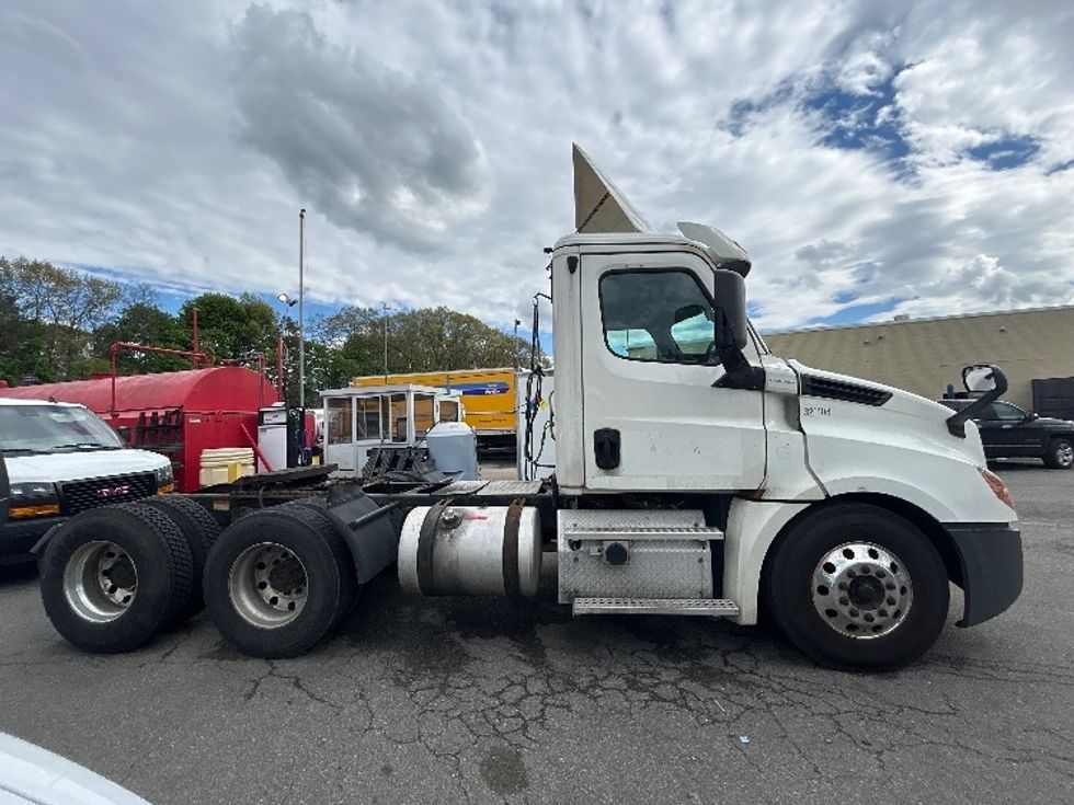 Day Cab Tractor-Heavy Duty Tractors-Freightliner-2019-T12664ST-Braintree-MA-394,196\n\t\tmiles-$ 43,250 - Image 8