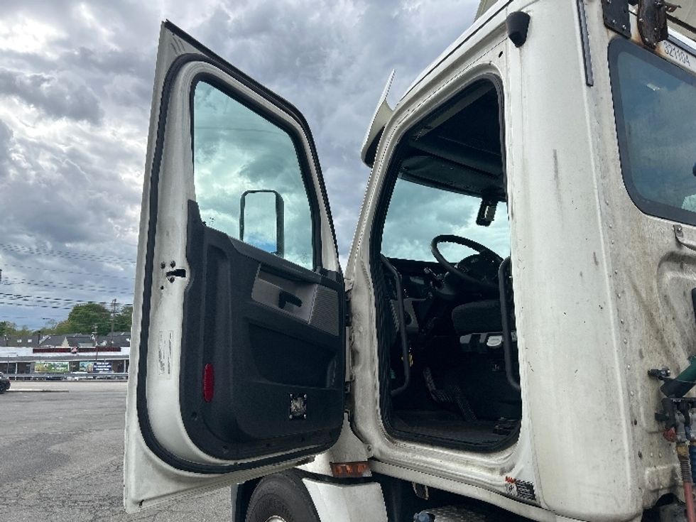 Day Cab Tractor-Heavy Duty Tractors-Freightliner-2019-T12664ST-Braintree-MA-394,196\n\t\tmiles-$ 43,250 - Image 9
