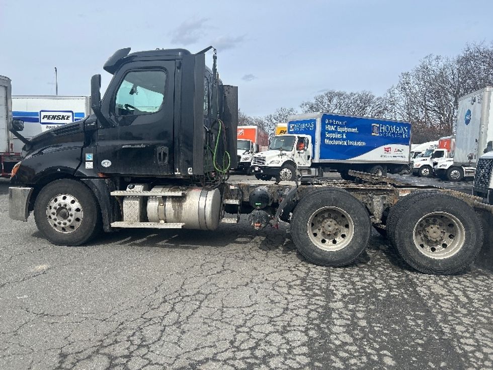 Day Cab Tractor-Heavy Duty Tractors-Freightliner-2019-T12664ST-Braintree-MA-400,175\n\t\tmiles-$ 35,000 - Image 4