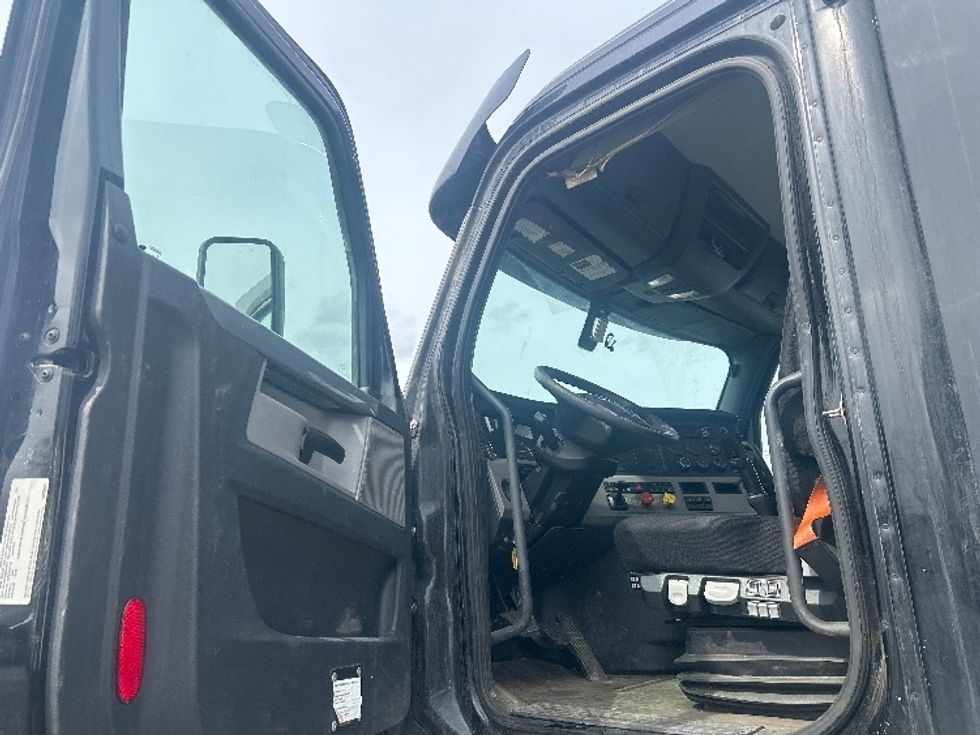 Day Cab Tractor-Heavy Duty Tractors-Freightliner-2019-T12664ST-Braintree-MA-400,175\n\t\tmiles-$ 35,000 - Image 9