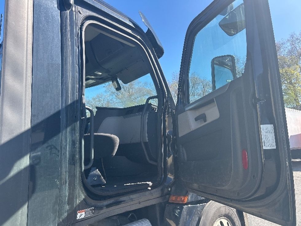 Day Cab Tractor-Heavy Duty Tractors-Freightliner-2019-T12664ST-Braintree-MA-415,727\n\t\tmiles-$ 35,750 - Image 12