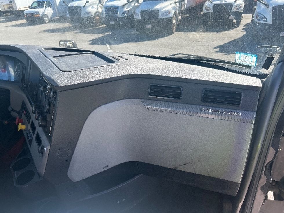 Day Cab Tractor-Heavy Duty Tractors-Freightliner-2019-T12664ST-Braintree-MA-415,727\n\t\tmiles-$ 35,750 - Image 13