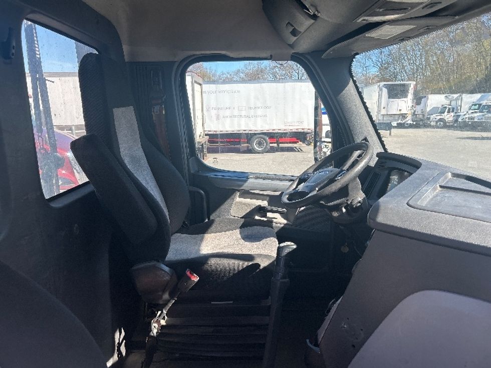 Day Cab Tractor-Heavy Duty Tractors-Freightliner-2019-T12664ST-Braintree-MA-415,727\n\t\tmiles-$ 35,750 - Image 14