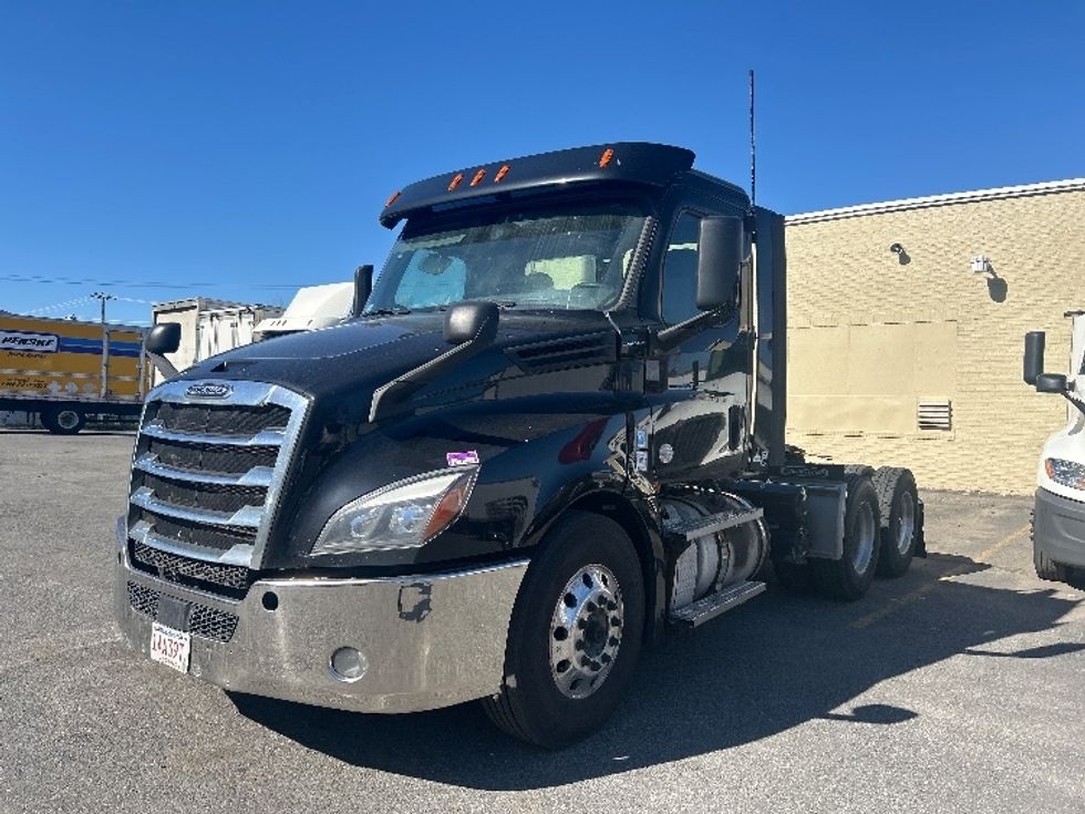 Day Cab Tractor-Heavy Duty Tractors-Freightliner-2019-T12664ST-Braintree-MA-415,727\n\t\tmiles-$ 35,750 - Image 3